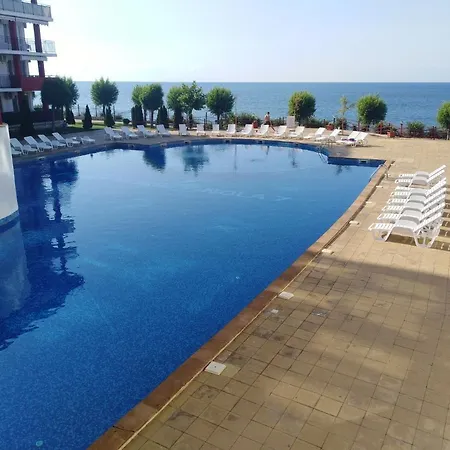 Noks First Line Seaview Appartement *